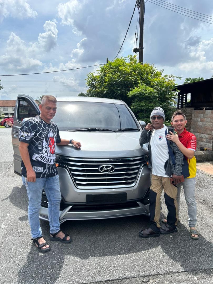Al-Rizqi verified customer collecting their rental